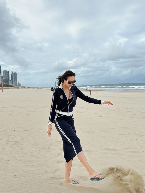 賭王四房千金何超欣激罕性感現身！胸前露深溝晒「禾稈冚珍珠」極品身材