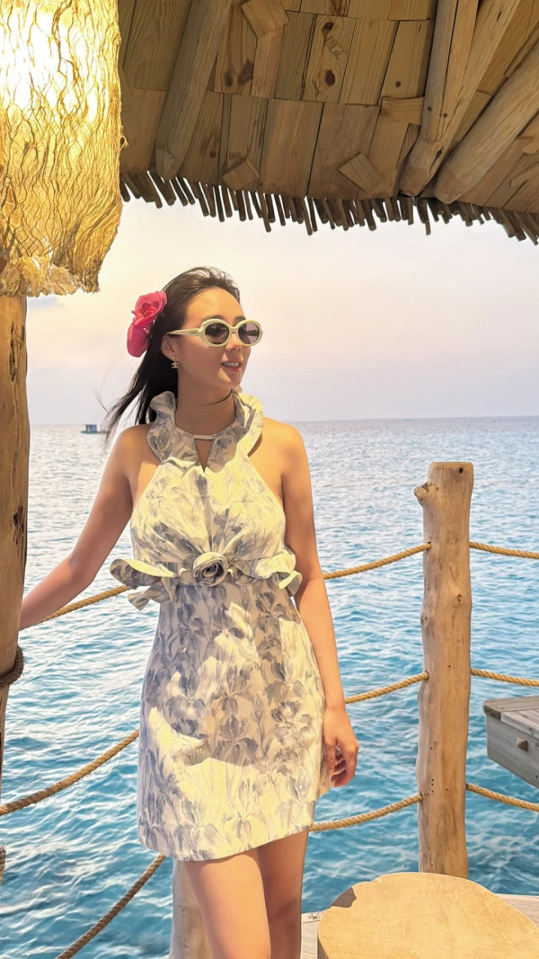 賭王四房千金何超欣激罕性感現身！胸前露深溝晒「禾稈冚珍珠」極品身材