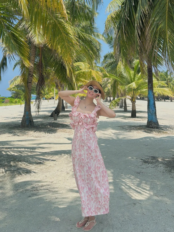 賭王四房千金何超欣激罕性感現身！胸前露深溝晒「禾稈冚珍珠」極品身材