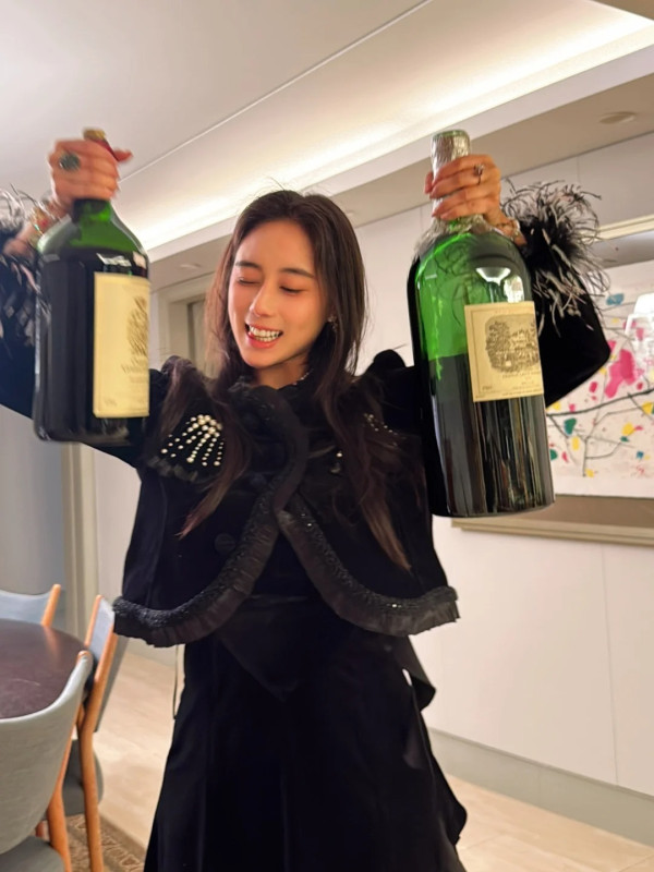 賭王四房千金何超欣激罕性感現身！胸前露深溝晒「禾稈冚珍珠」極品身材