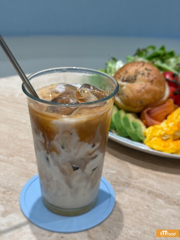 全日免收加一！灣仔清新打卡淺藍白咖啡店  鵝肝菠蘿包／奶茶焦糖燉蛋／明太子蟹肉意粉