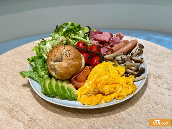 全日免收加一！灣仔清新打卡淺藍白咖啡店  鵝肝菠蘿包／奶茶焦糖燉蛋／明太子蟹肉意粉