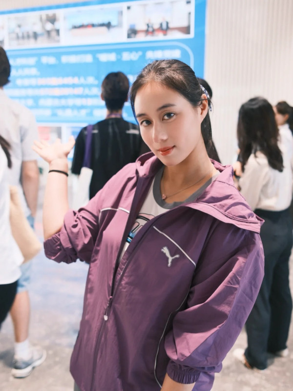 賭王四房千金何超欣激罕性感現身！胸前露深溝晒「禾稈冚珍珠」極品身材