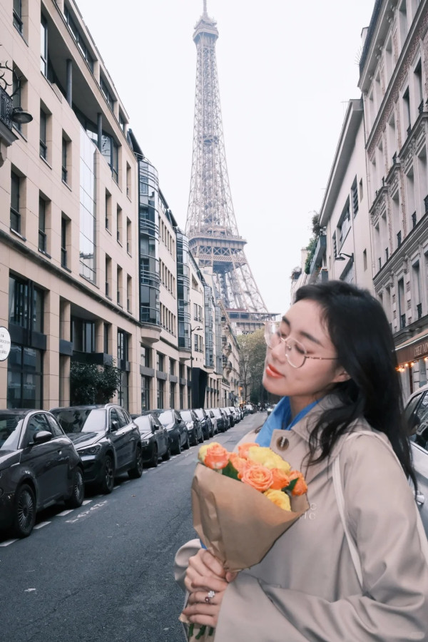 賭王四房千金何超欣激罕性感現身！胸前露深溝晒「禾稈冚珍珠」極品身材