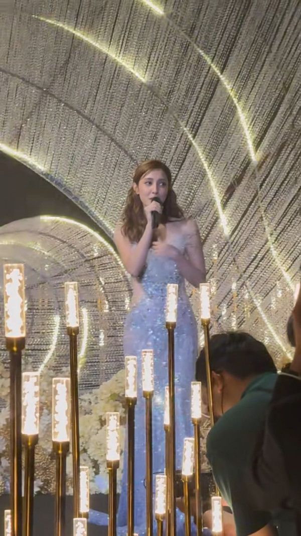 前港姐冠軍馬來西亞盛裝獻唱 不慎走音 網民反應兩極：好看就行了 