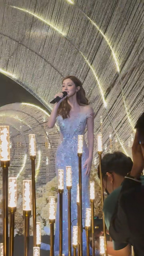 前港姐冠軍馬來西亞盛裝獻唱 不慎走音 網民反應兩極：好看就行了 