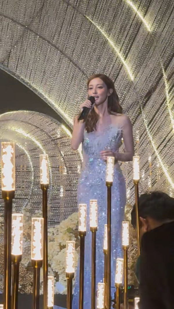 前港姐冠軍馬來西亞盛裝獻唱 不慎走音 網民反應兩極：好看就行了 