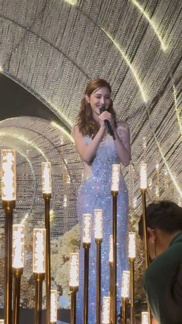 前港姐冠軍馬來西亞盛裝獻唱 不慎走音 網民反應兩極：好看就行了 