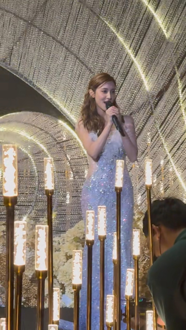 前港姐冠軍馬來西亞盛裝獻唱 不慎走音 網民反應兩極：好看就行了 