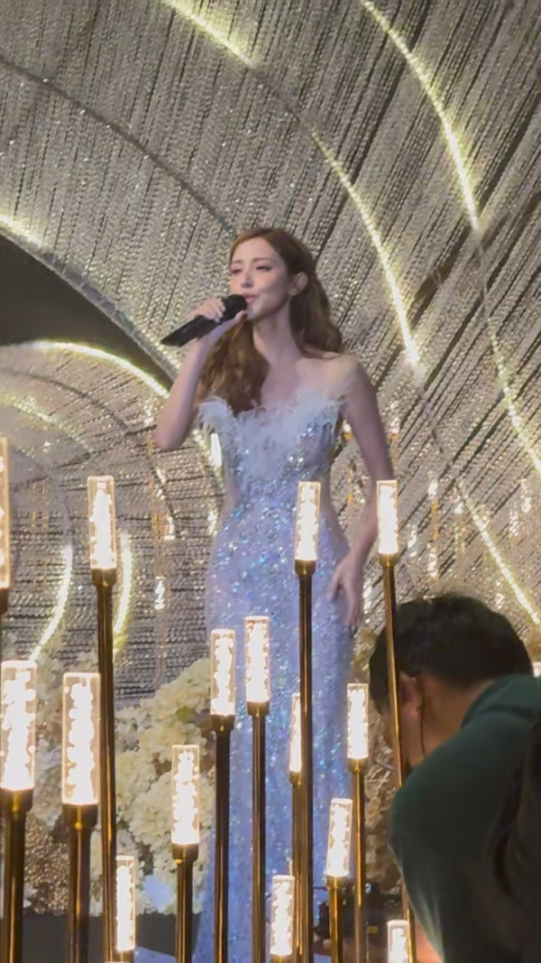 前港姐冠軍馬來西亞盛裝獻唱 不慎走音 網民反應兩極：好看就行了 