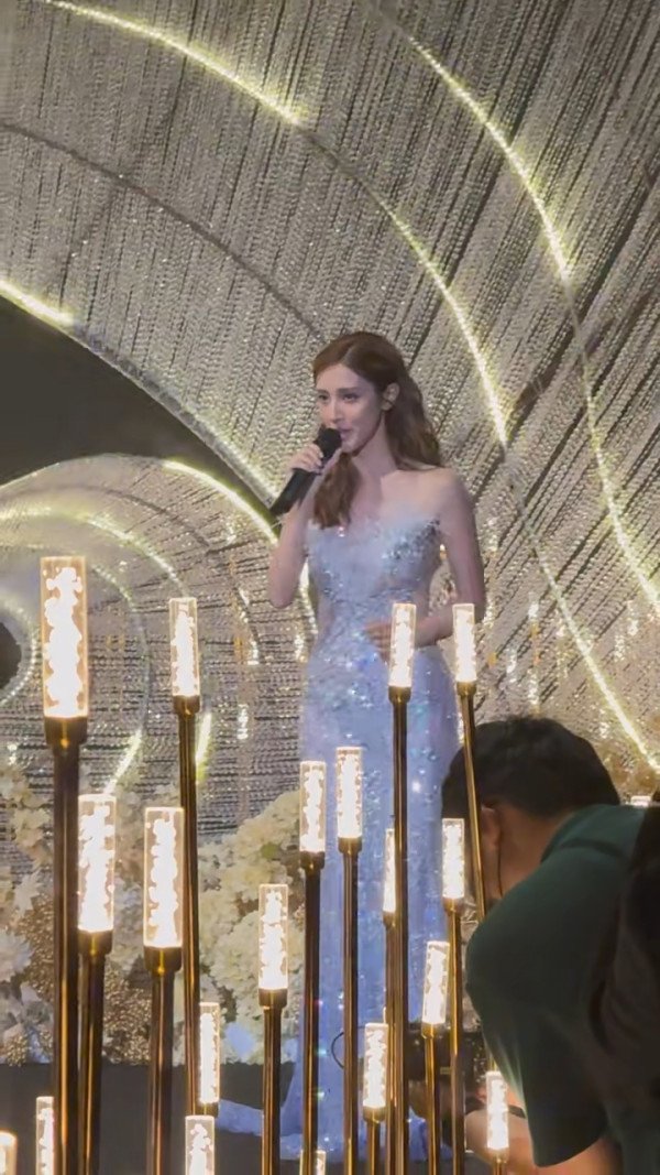 前港姐冠軍馬來西亞盛裝獻唱 不慎走音 網民反應兩極：好看就行了 