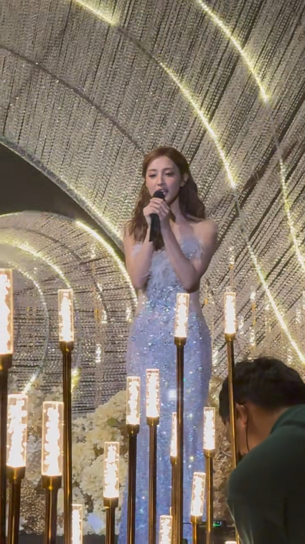 前港姐冠軍馬來西亞盛裝獻唱 不慎走音 網民反應兩極：好看就行了 