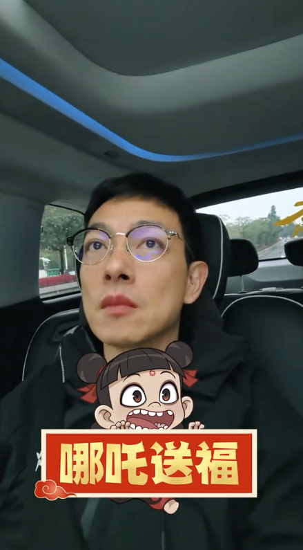 梁競徽在車程中觀看人氣電影《哪吒》第一集。