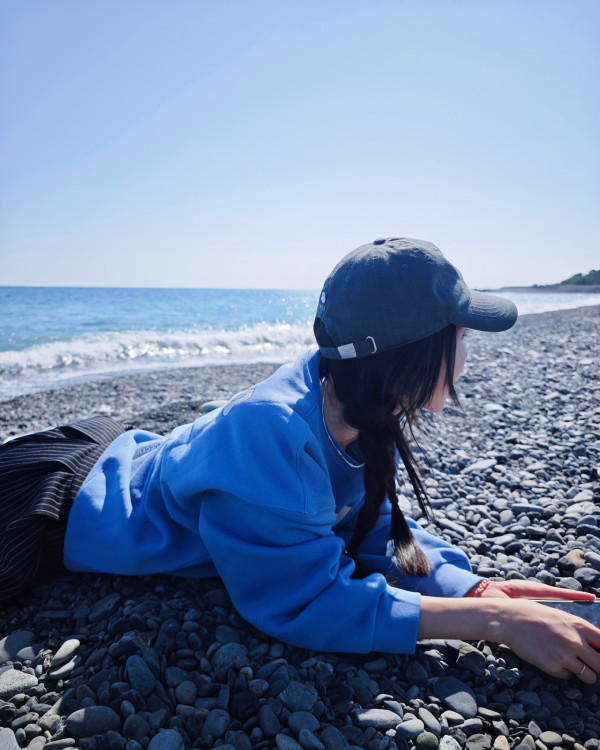 海兒富士山前打卡大曬黑絲誘惑 《中年好聲音3》評審背景超強勁 