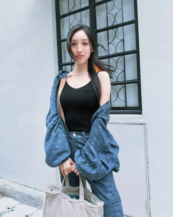 海兒富士山前打卡大曬黑絲誘惑 《中年好聲音3》評審背景超強勁 