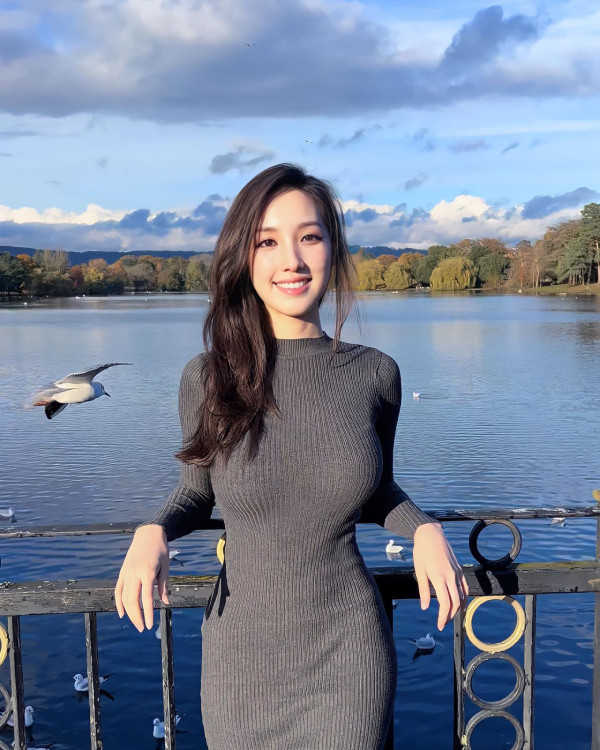 海兒富士山前打卡大曬黑絲誘惑 《中年好聲音3》評審背景超強勁 