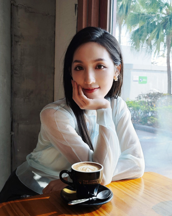 海兒富士山前打卡大曬黑絲誘惑 《中年好聲音3》評審背景超強勁 