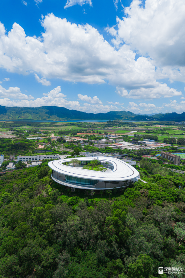 深圳最大城市公園！光明新地標 巨無霸飛碟 絕美天空之鏡 360°觀景台飽覽城市風光 