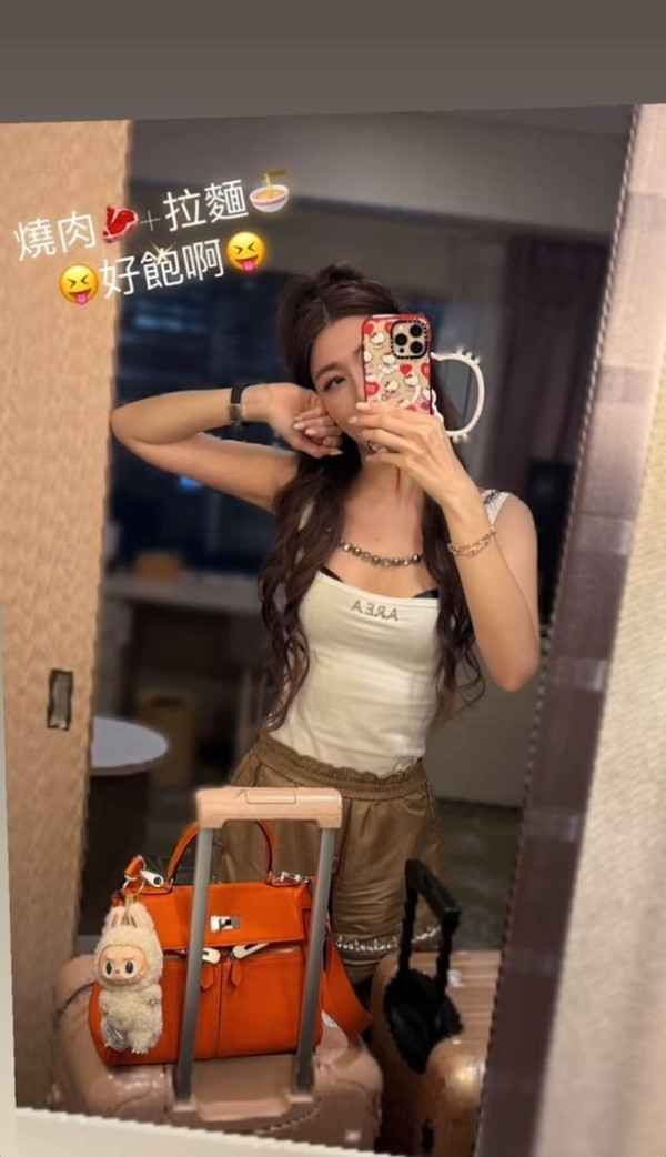 李彩華孭70萬Hermès袋去旅行。圖片來源：IG@rainli1111