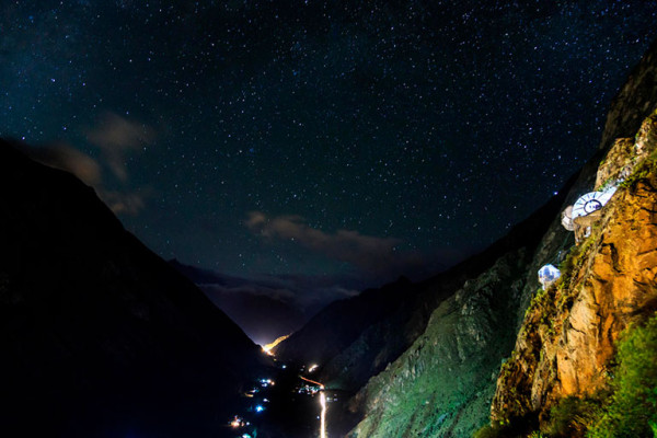 梁芷珮秘魯懸崖酒店浸浴成就解鎖 400米高酒店盡覽美景 想入住要有呢種技能？ 