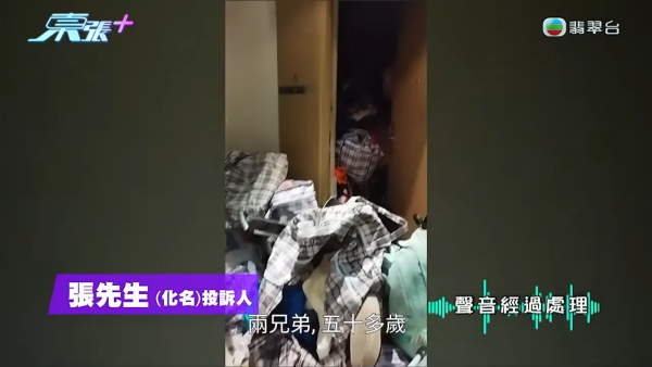 堅尼地城單位垃圾屋！走廊後樓梯堆滿雜物傳惡臭 街坊爆住戶去樓梯小便？