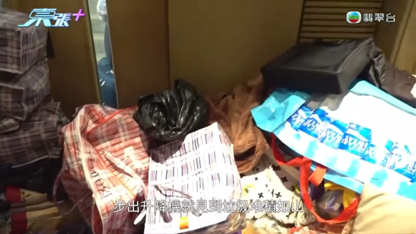 堅尼地城單位垃圾屋！走廊後樓梯堆滿雜物傳惡臭 街坊爆住戶去樓梯小便？