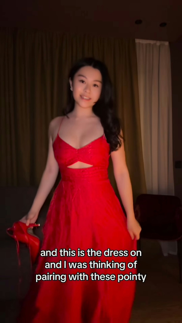 邱淑貞二女沈日超索旅行照曝光 20歲美貌不輸家姐沈月 遺傳完美好身材 