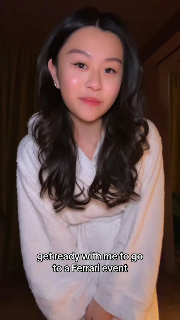 邱淑貞二女沈日超索旅行照曝光 20歲美貌不輸家姐沈月 遺傳完美好身材 