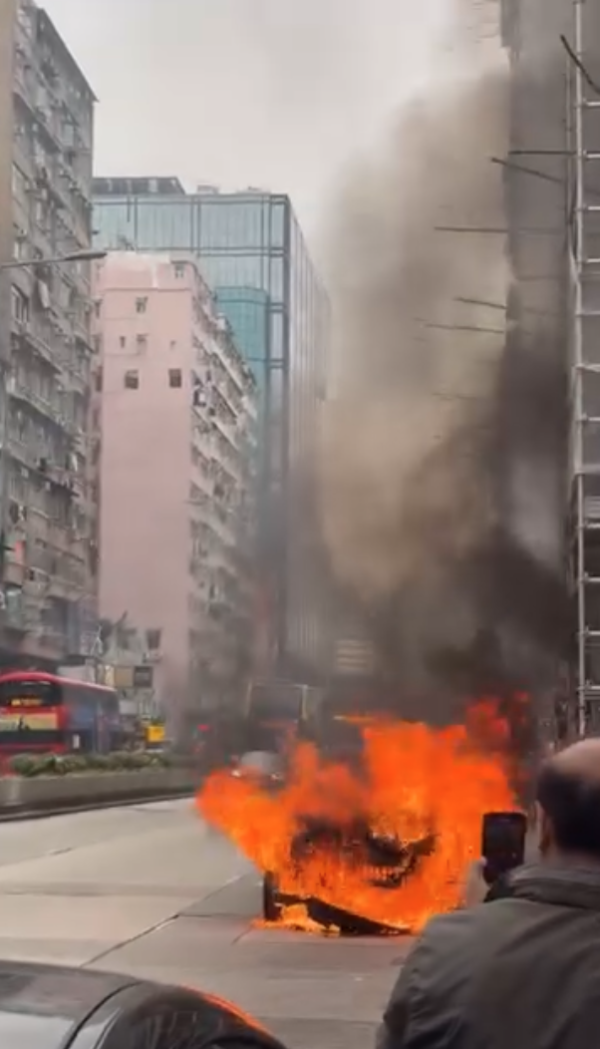 深水埗私家車起火爆炸 現場火勢相當猛烈 冒出大量濃煙