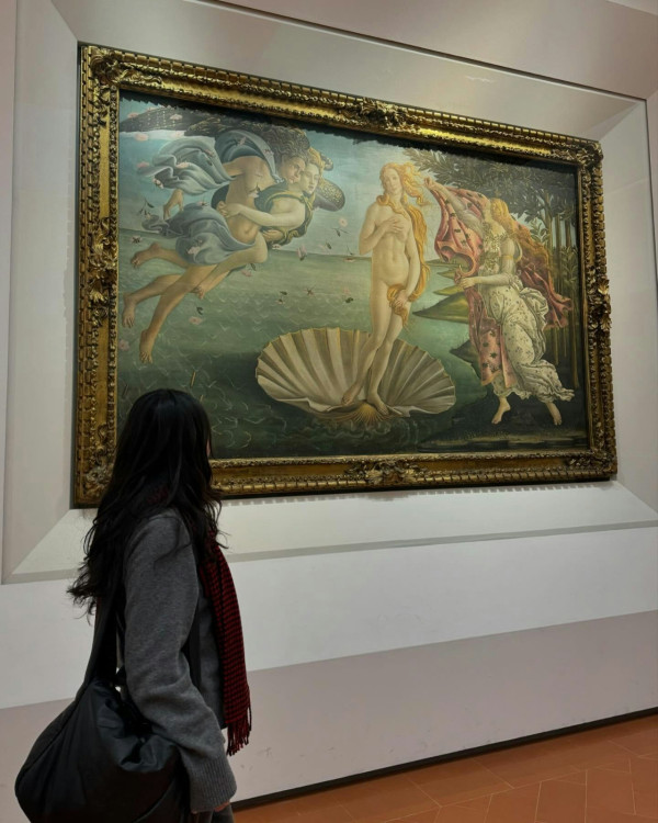 邱淑貞二女沈日超索旅行照曝光 20歲美貌不輸家姐沈月 遺傳完美好身材 