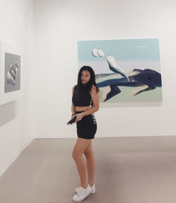 邱淑貞二女沈日超索旅行照曝光 20歲美貌不輸家姐沈月 遺傳完美好身材 