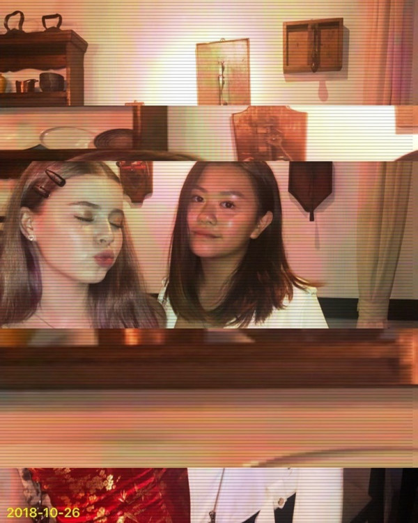 邱淑貞二女沈日超索旅行照曝光 20歲美貌不輸家姐沈月 遺傳完美好身材 