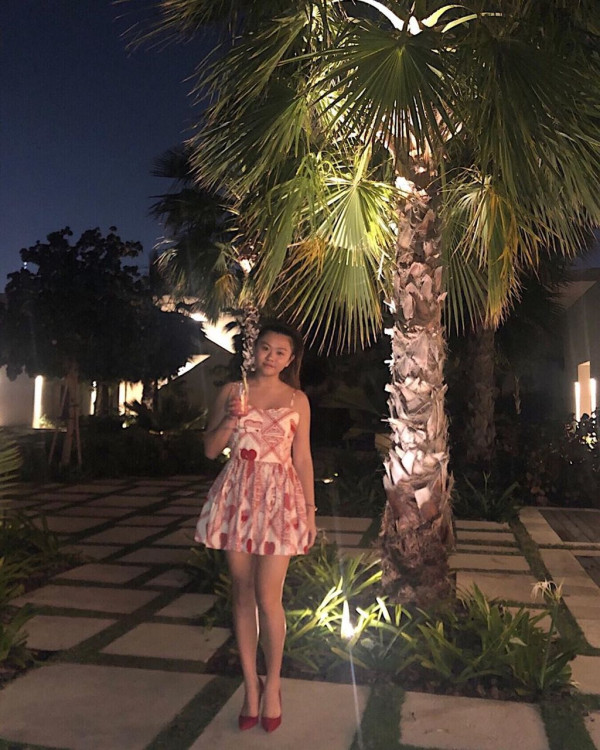 邱淑貞二女沈日超索旅行照曝光 20歲美貌不輸家姐沈月 遺傳完美好身材 