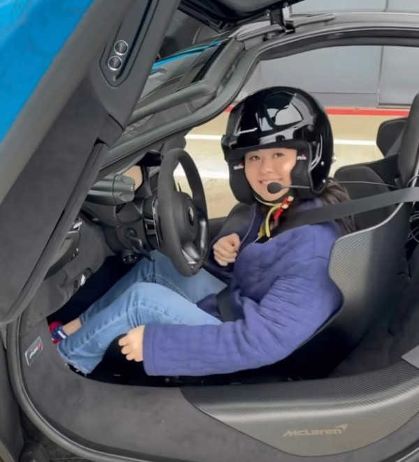 邱淑貞二女沈日超索旅行照曝光 20歲美貌不輸家姐沈月 遺傳完美好身材 