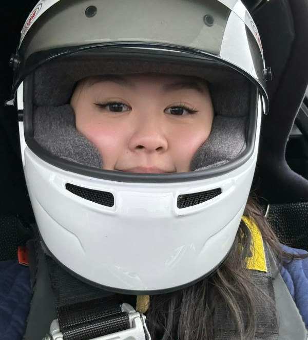 邱淑貞二女沈日超索旅行照曝光 20歲美貌不輸家姐沈月 遺傳完美好身材 