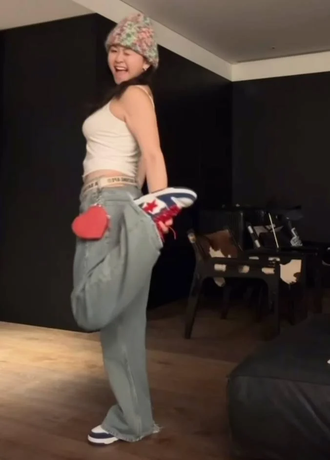 邱淑貞二女沈日超索旅行照曝光 20歲美貌不輸家姐沈月 遺傳完美好身材 