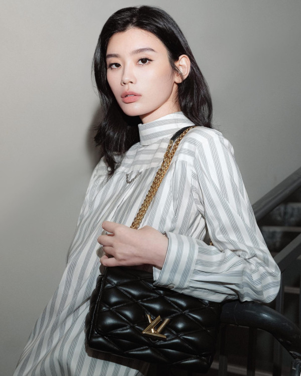 52歲不老香港女神被空姐求合照 毫無歲月痕跡 大讚1舉動超親民 