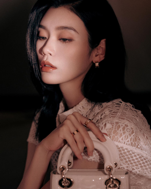 52歲不老香港女神被空姐求合照 毫無歲月痕跡 大讚1舉動超親民 