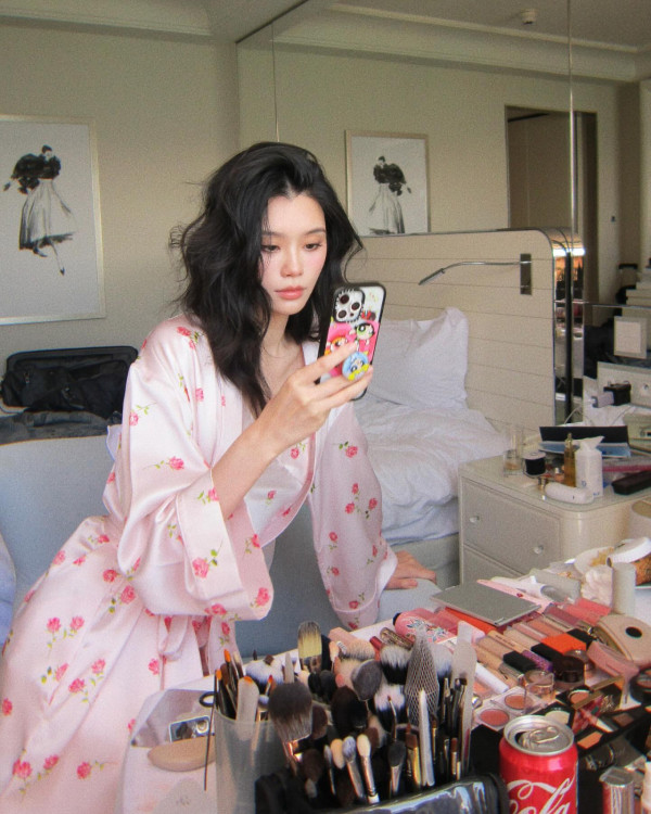 52歲不老香港女神被空姐求合照 毫無歲月痕跡 大讚1舉動超親民 