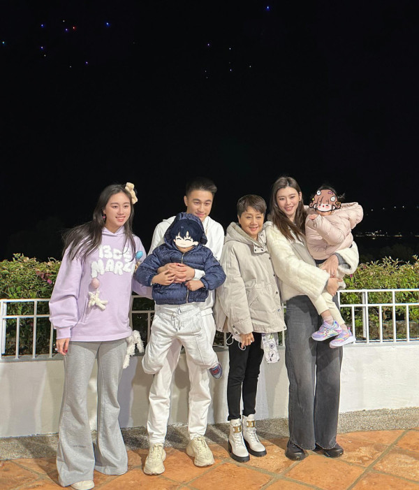 52歲不老香港女神被空姐求合照 毫無歲月痕跡 大讚1舉動超親民 