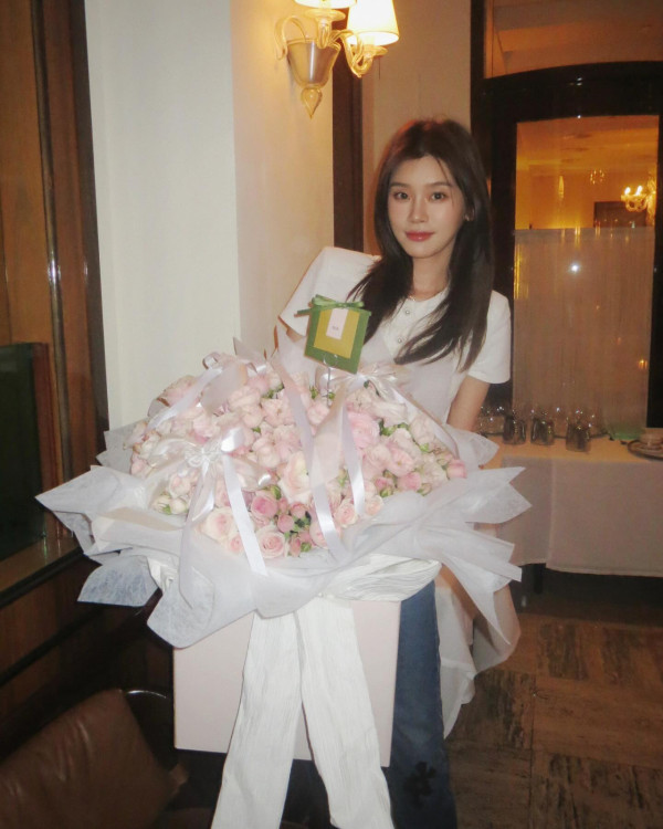 52歲不老香港女神被空姐求合照 毫無歲月痕跡 大讚1舉動超親民 