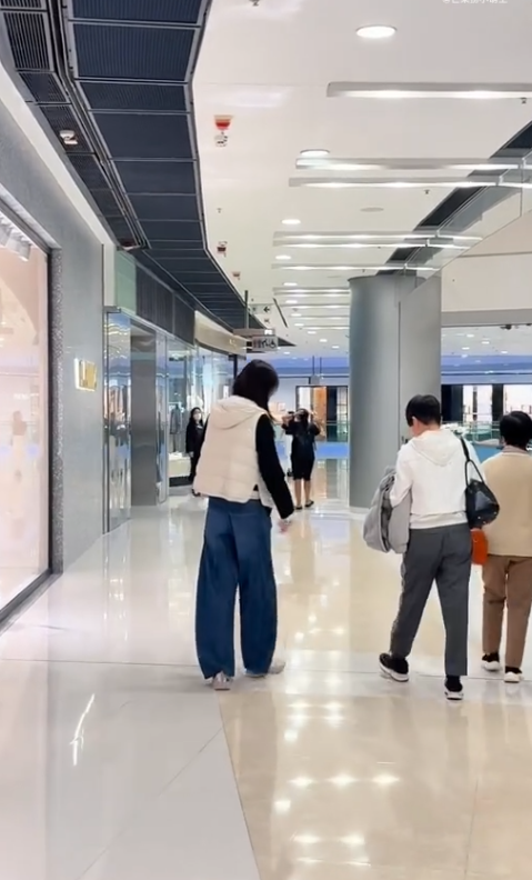 52歲不老香港女神被空姐求合照 毫無歲月痕跡 大讚1舉動超親民 