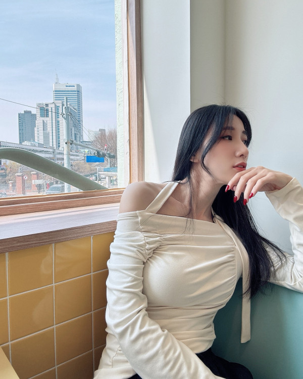 前黑澀會美眉打卡南韓抗議現場 黐飲黐食兼笑住自拍被公審