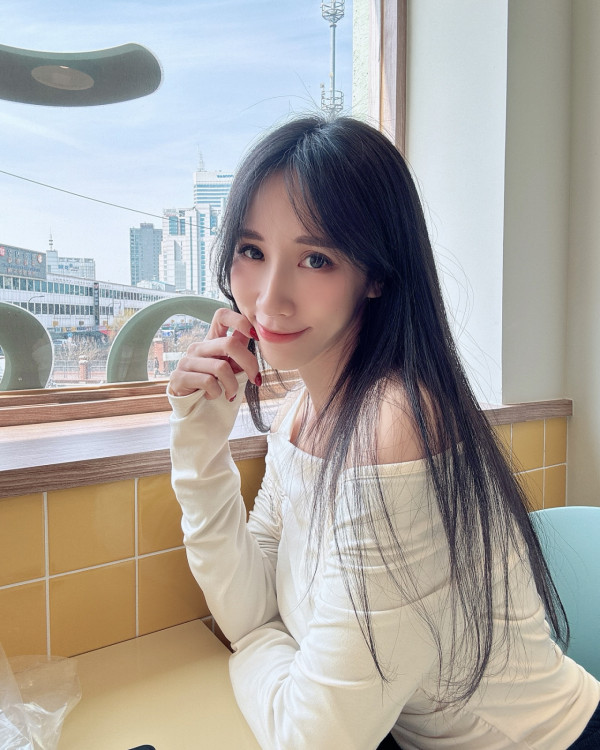 前黑澀會美眉打卡南韓抗議現場 黐飲黐食兼笑住自拍被公審