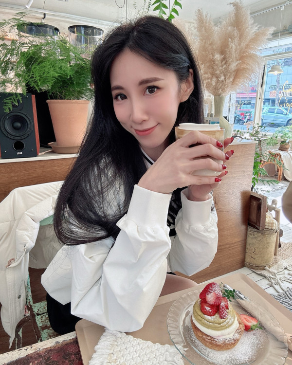 前黑澀會美眉打卡南韓抗議現場 黐飲黐食兼笑住自拍被公審