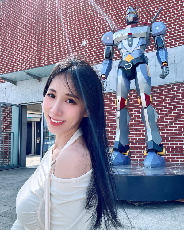 前黑澀會美眉打卡南韓抗議現場 黐飲黐食兼笑住自拍被公審