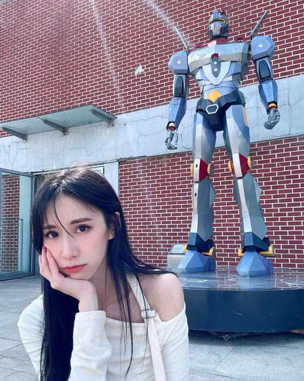 前黑澀會美眉打卡南韓抗議現場 黐飲黐食兼笑住自拍被公審