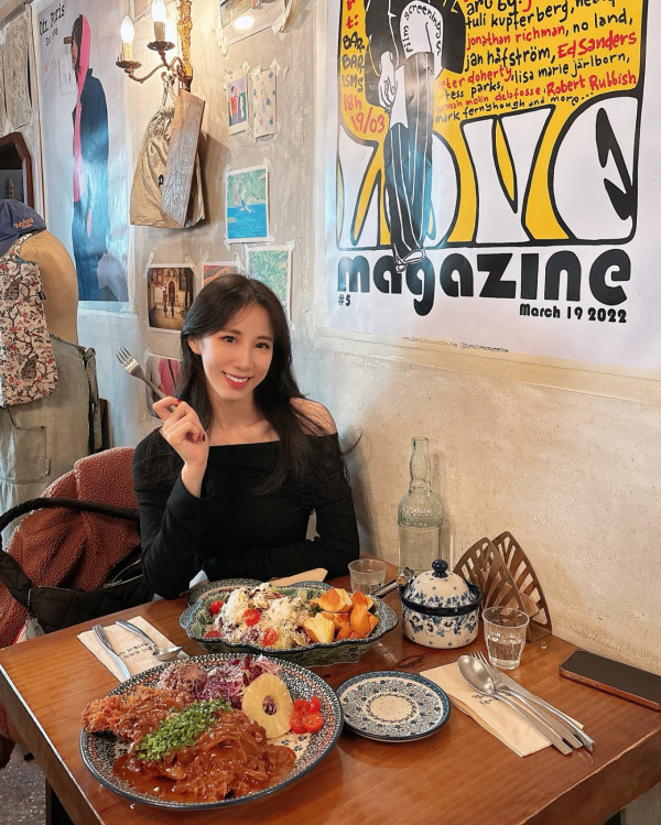 前黑澀會美眉打卡南韓抗議現場 黐飲黐食兼笑住自拍被公審