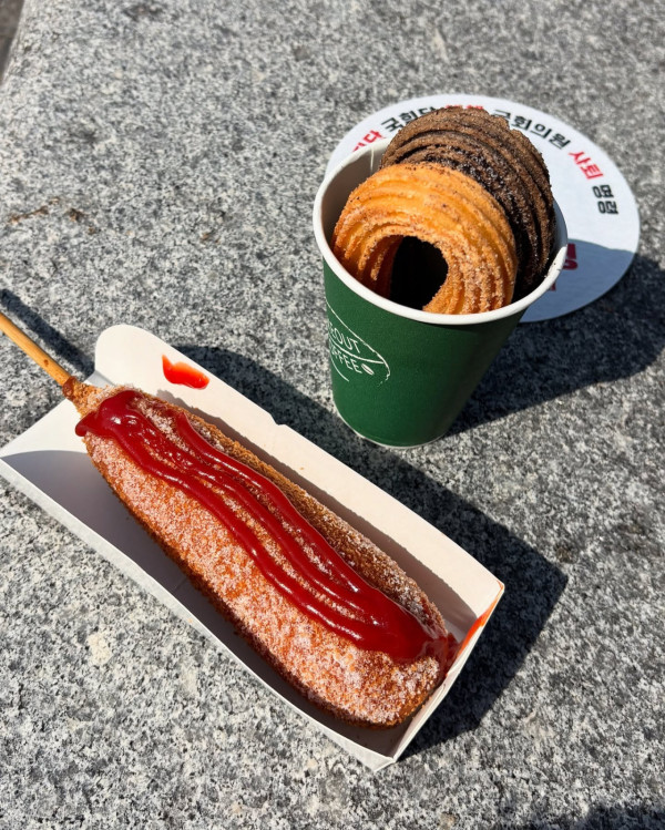 前黑澀會美眉打卡南韓抗議現場 黐飲黐食兼笑住自拍被公審