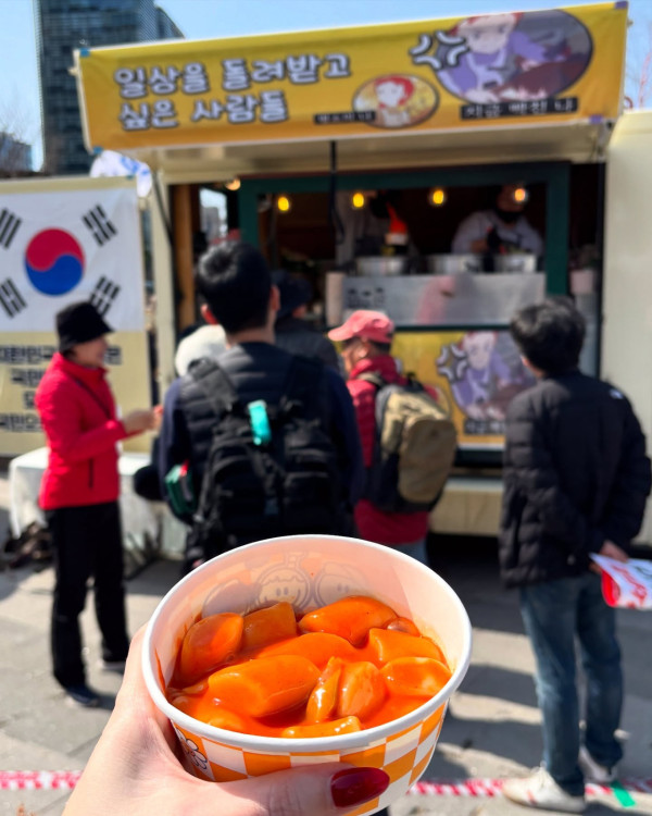 前黑澀會美眉打卡南韓抗議現場 黐飲黐食兼笑住自拍被公審